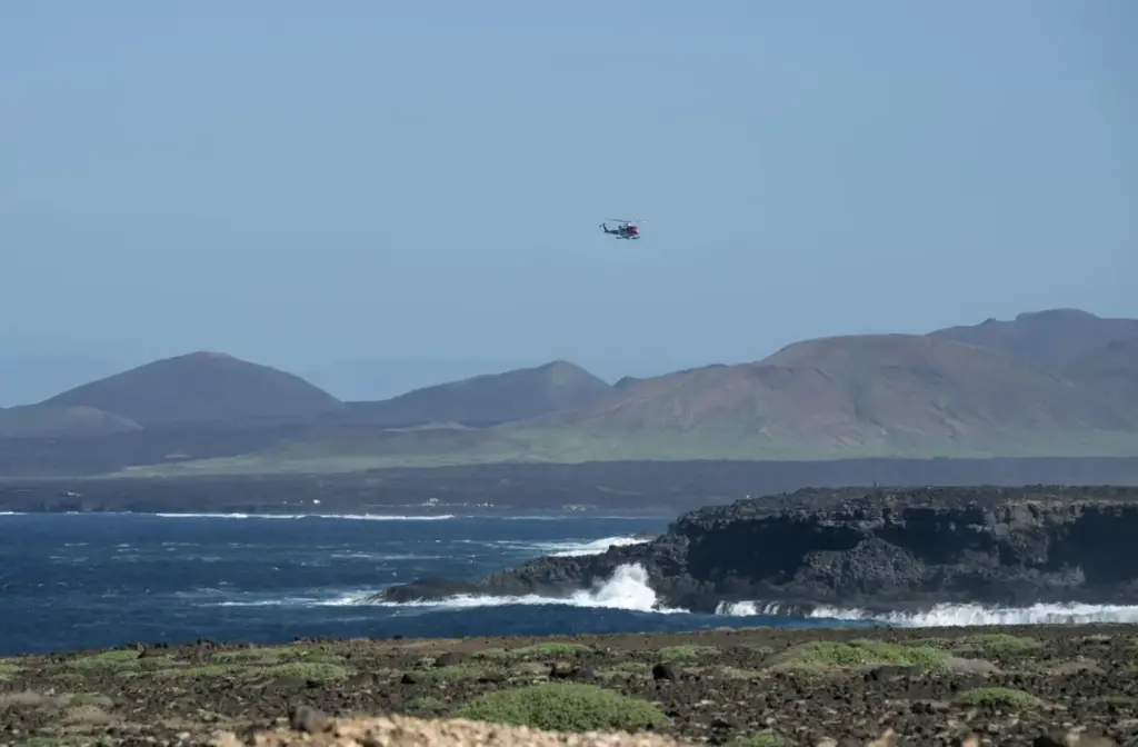 Bomberos y GEAS se suman a la búsqueda del estadounidense que cayó al mar en Lanzarote