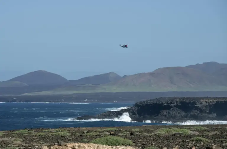 Localizan un cadáver en la zona de Lanzarote donde un estadounidense cayó al mar