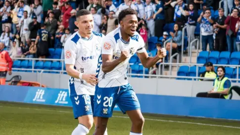 4-2 | El CD Tenerife se mantiene aún más líder tras ganar al Real Madrid Castilla