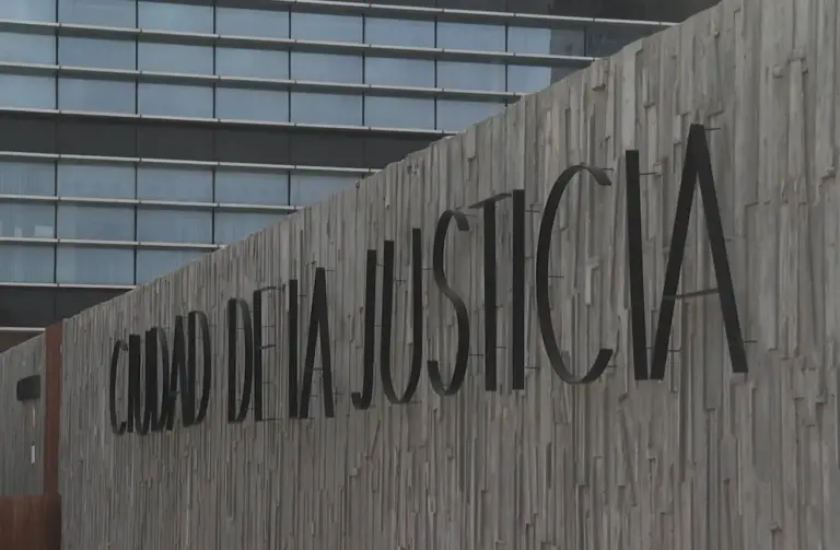 Detenido un hombre acusado de violar a una mujer mientras su pareja grababa los hechos