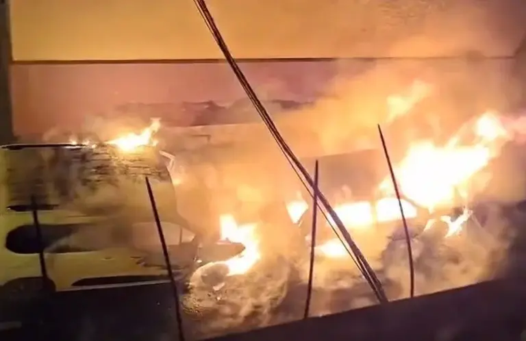 Dos vehículos calcinados tras un incendio en el barrio de La Isleta, Las Palmas de Gran Canaria