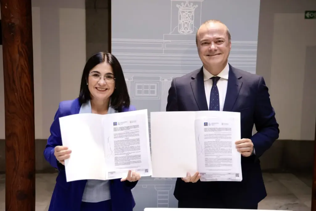 Carolina Darias y Augusto Hidalgo tras la firma del acuerdo para la construcción de 240 viviendas públicas de alquiler asequible en Las Palmas de Gran Canaria