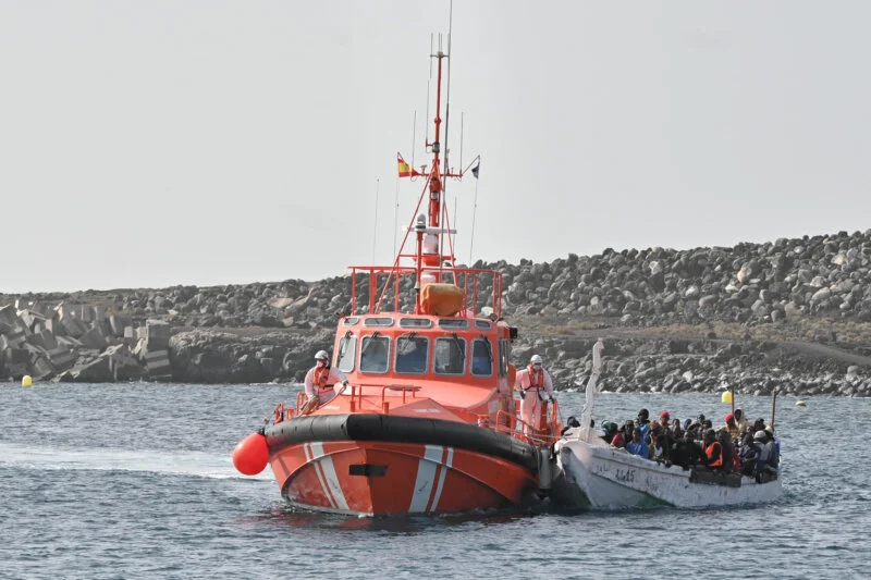 Rescatadas entre 50 y 70 personas inmigrantes al oeste de Tenerife que veían en un cayuco