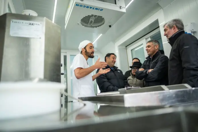 Clavijo ha realizado estas declaraciones durante la visita que realizó este sábado en Artenara a la Quesería Taiguy, la primera instalación móvil de este tipo