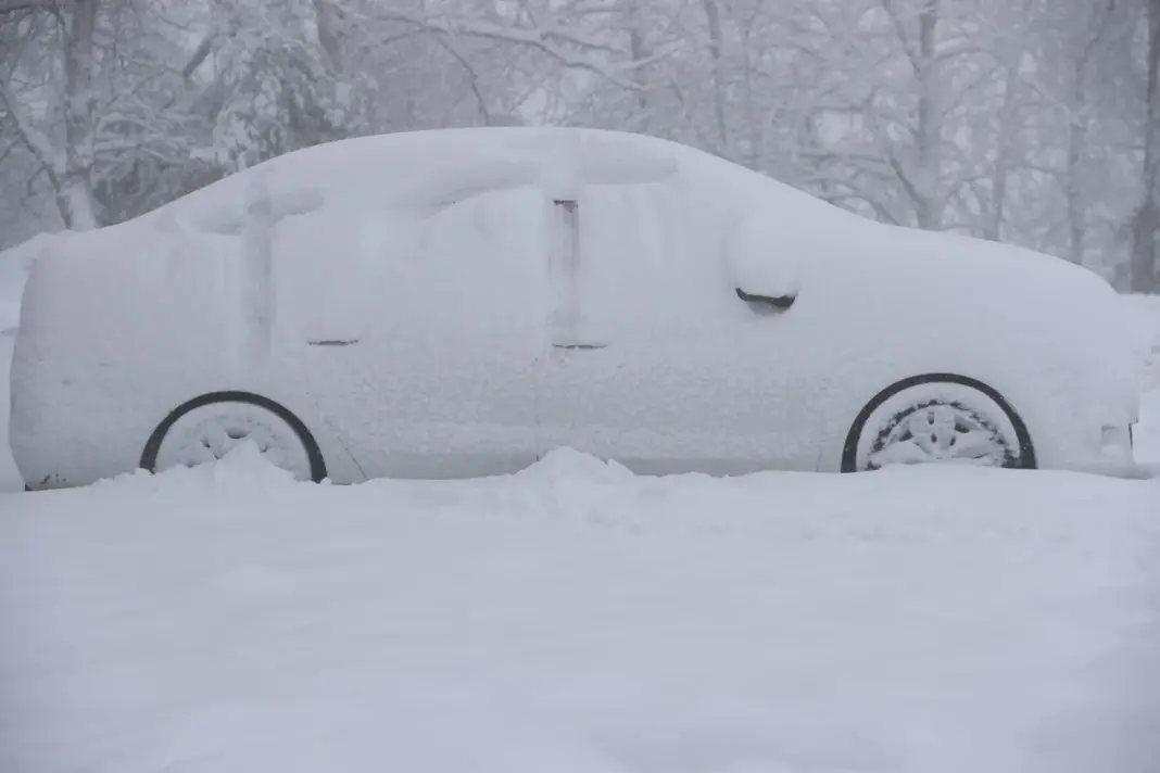 Coche cubierto de nieve