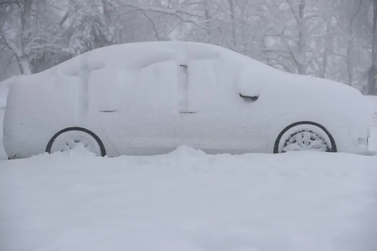 La borrasca Kristin mantiene 133 carreteras afectadas por nieve y lluvia