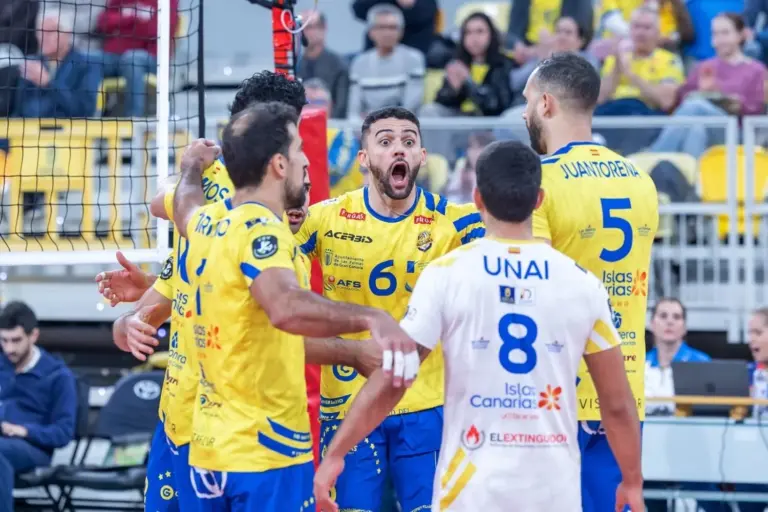 3-2 | El CV Guaguas vence al Praha en una noche épica