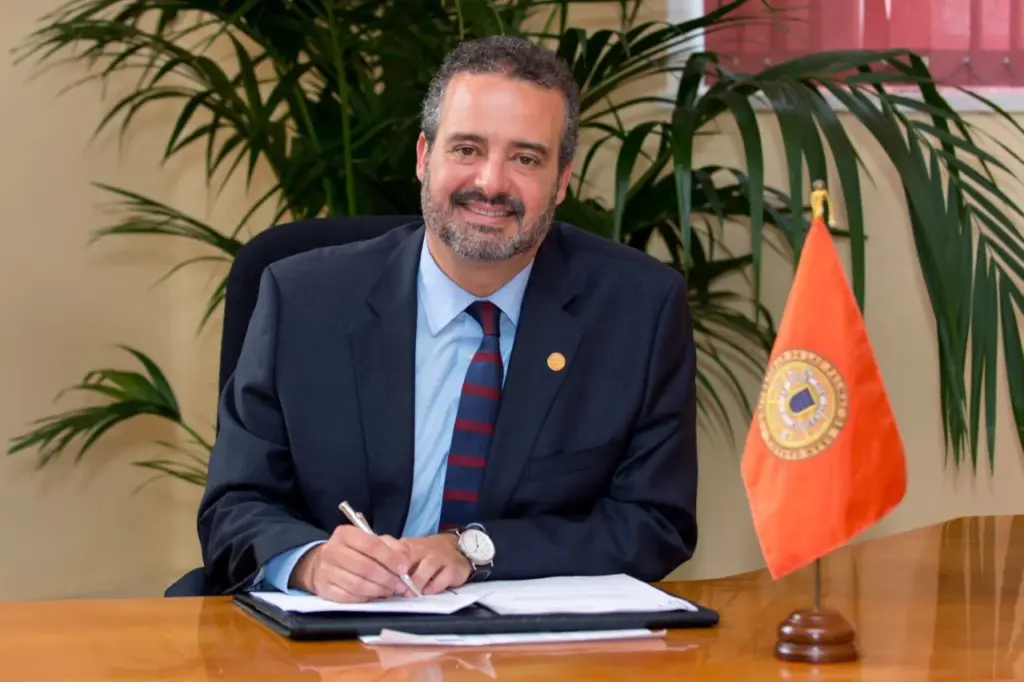 El exrector de la ULPGC Rafael Robaina se incorpora a Municipalistas Primero Canarias