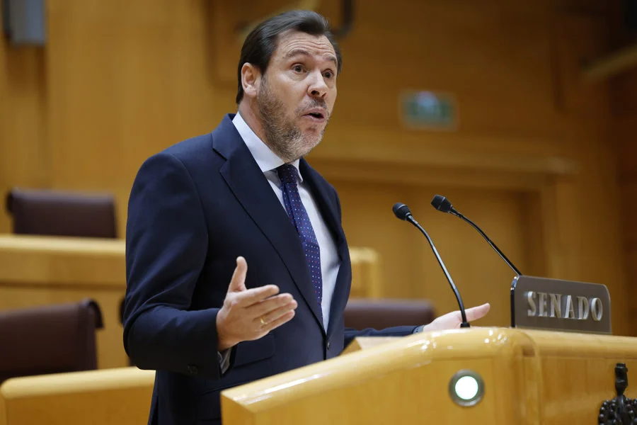 El ministro de Transportes, Óscar Puente, comparece este jueves en el Senado a petición del PP para dar cuenta de los accidentes ferroviarios en Adamuz (Córdoba) y Gelida (Barcelona), además de los incidentes continuados en el servicio de Rodalies en Cataluña. EFE/ Mariscal