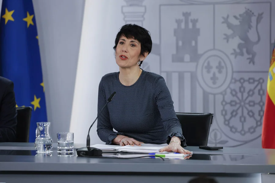 -La ministra Portavoz, Elma Saiz (c), durante su comparecencia junto al ministro de la Presidencia, Justicia y Relaciones con las Cortes, Félix Bolaños, este martes tras el Consejo de Ministros.-EFE/ Zipi Aragón