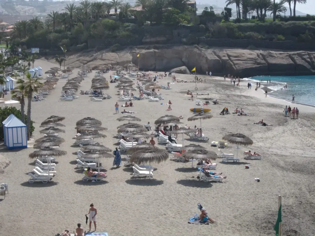 Fallece un bañista tras ser rescatado del mar en la playa del Duque, en Adeje