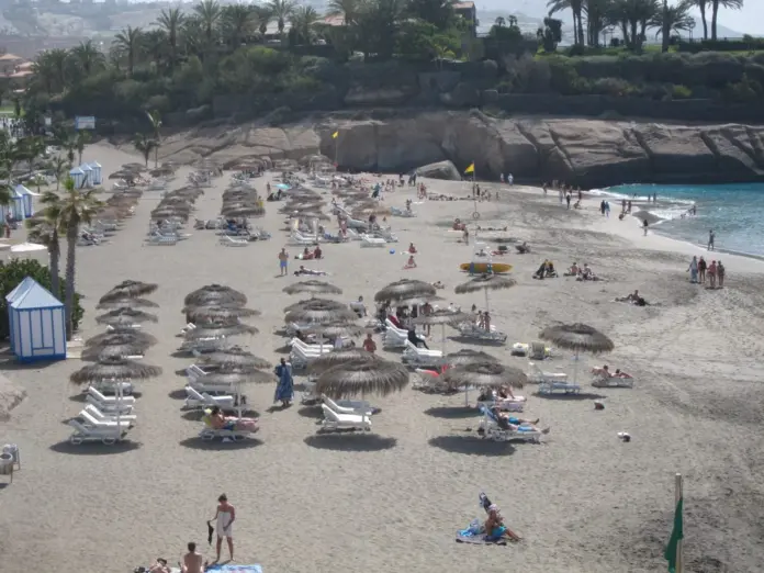 Fallece un bañista tras ser rescatado del mar en la playa del Duque, en Adeje