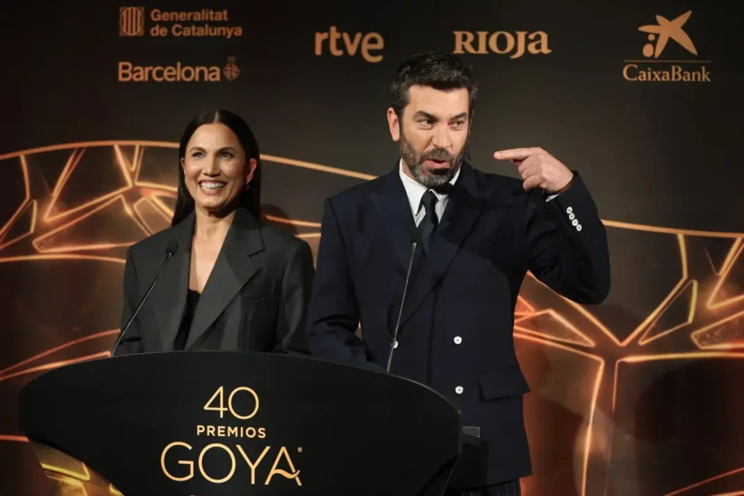 Toni Acosta (i) y Arturo Valls (d) han sido los encargados de dar a conocer la lista de nominados / Europa Press