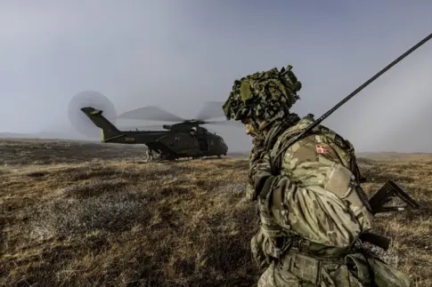 Llega a Groenlandia el jefe del Ejército de Dinamarca junto a un contingente militar