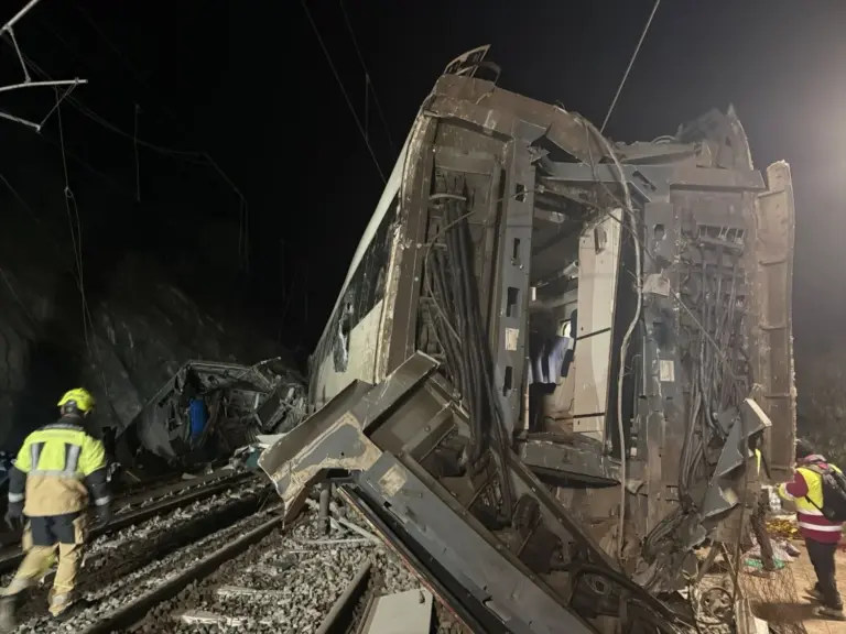 Al menos 39 muertos y 24 heridos graves al descarrilar dos trenes en Córdoba