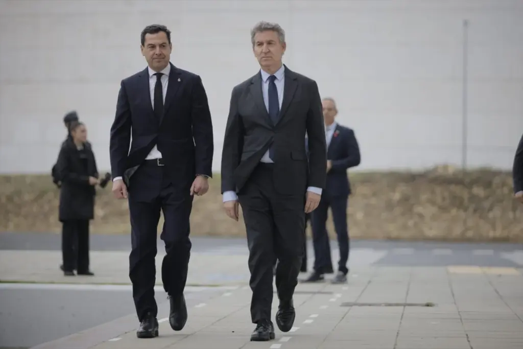 El presidente de la Junta de Andalucía, Juanma Moreno, junto a el presidente del PP, Alberto Nuñez Feijóo, a la llegada a la misa funeral. Clara Carrasco / Europa Press