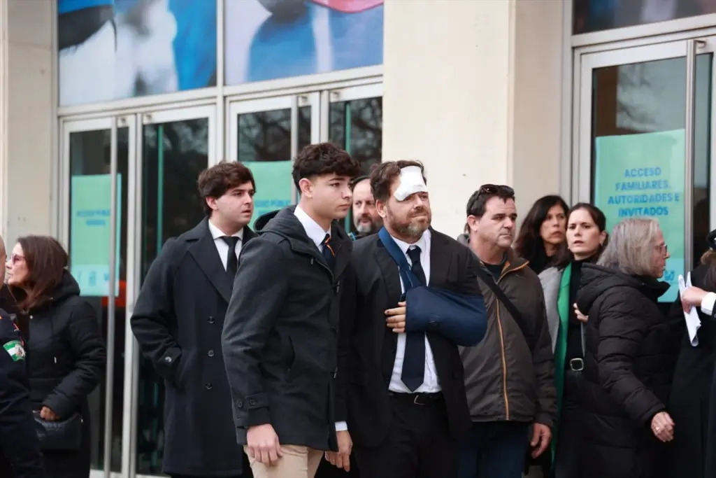 Entrada de familiares de las victimas y ciudadanos al interior del Palacio de Deportes Carolina Marín. Rocío Ruz / Europa Press