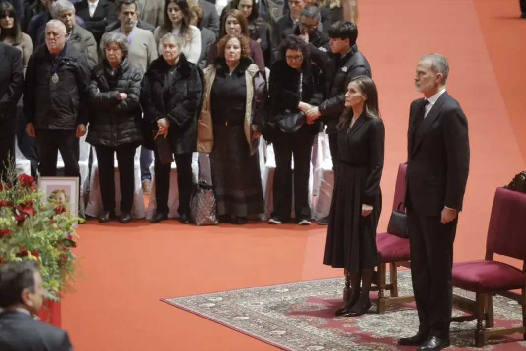 l Rey Felipe VI y la Reina Letizia, durante la misa funeral en memoria de las 45 personas fallecidas en el accidente ferroviario de Adamuz. Clara Carrasco / Europa Press