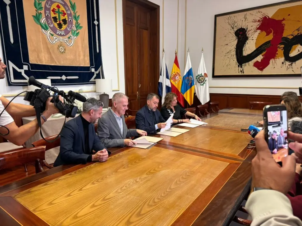 Firma del acuerdo para la emisión de los principales actos del Carnaval de Santa Cruz de Tenerife