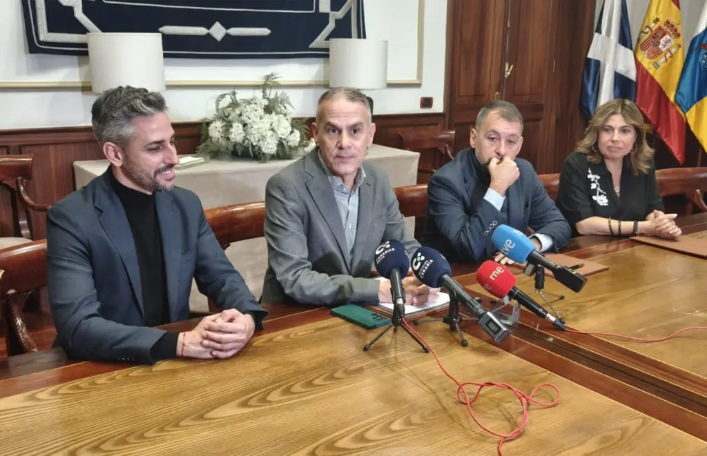 Firma del acuerdo para la emisión de los principales actos del Carnaval de Santa Cruz de Tenerife