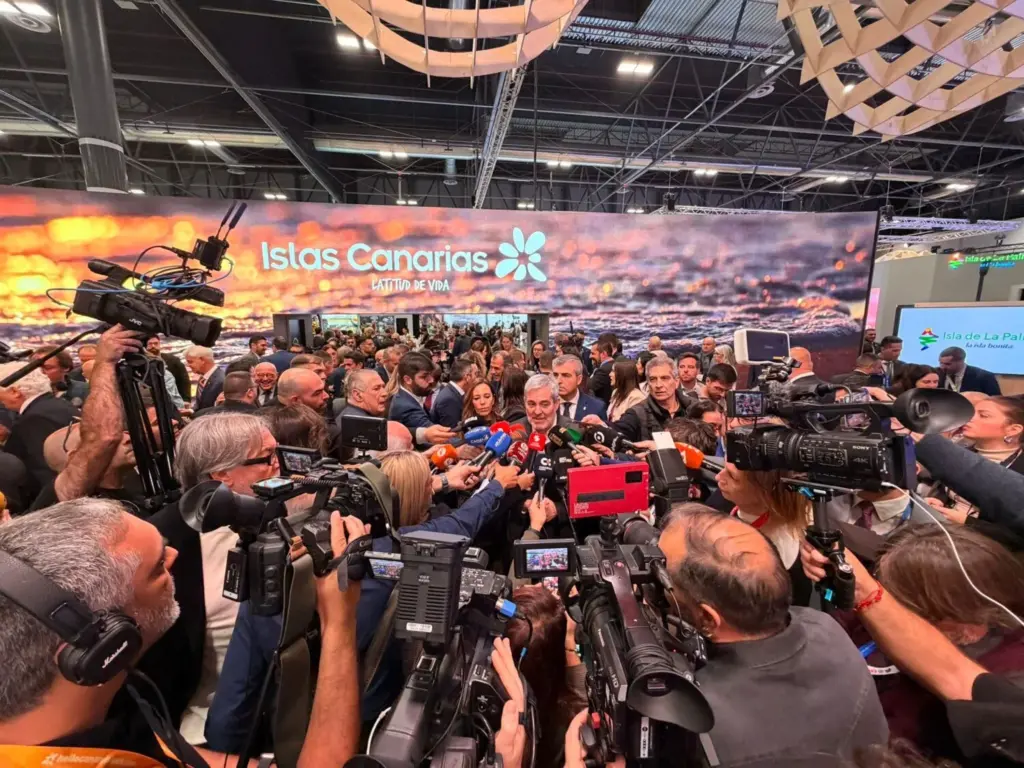 Fernando Clavijo atiende a los medios de comunicación, este miércoles, en la inauguración de Fitur 2026