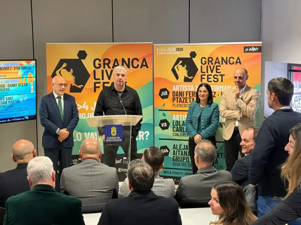 De izquierda a derecha: Antonio Morales, presidente del Cabildo de Gran Canaria; Leo Mansito, promotor del Granca Live Fest; Carolina Darias, alcaldesa de Las Palmas de Gran Canaria; y Alfonso Cabello, presidente de Proexa