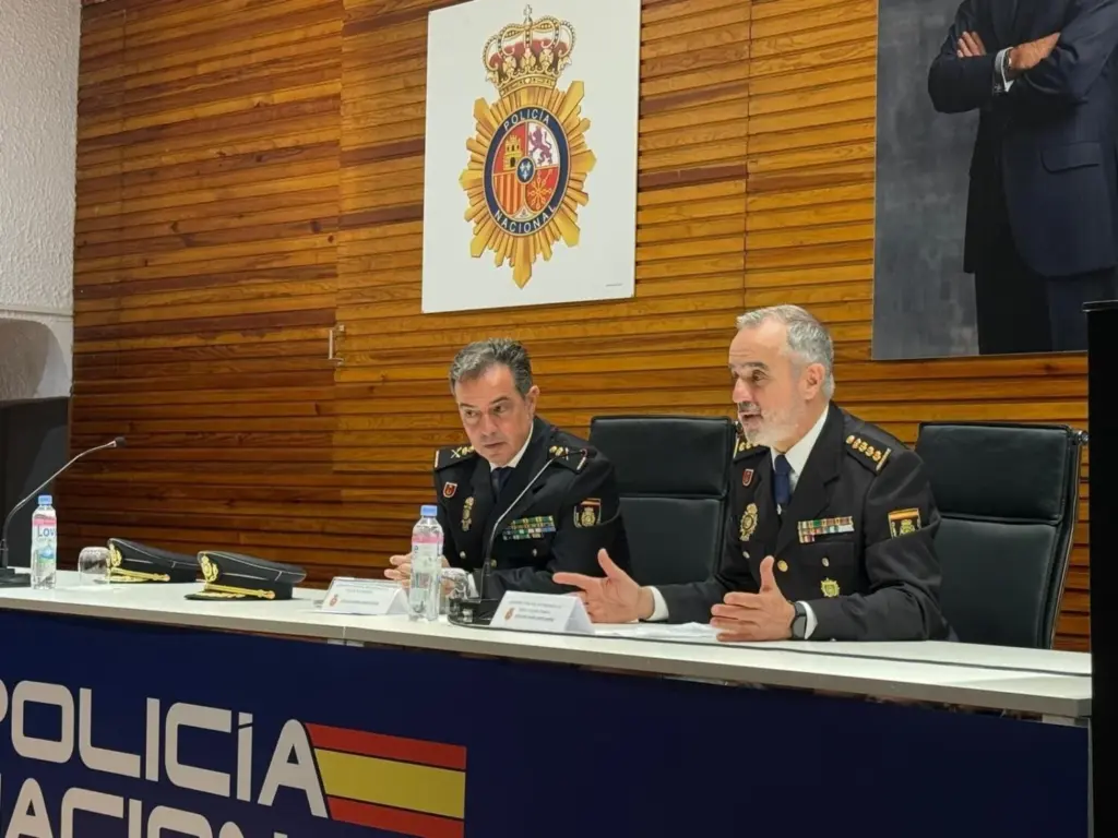 Jesús María García (d), nuevo comisario provincial de la Policía Nacional en Santa Cruz de Tenerife. Foto cedida por la Policía Nacional.