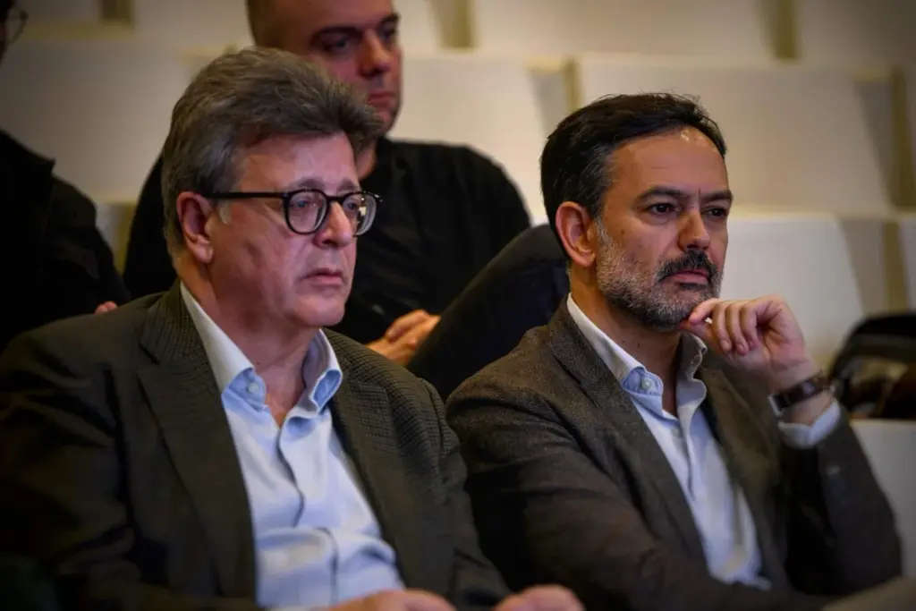 El vicepresidente del Cabildo de Tenerife, Lope Afonso (d), y el concejero de Cultura, Museos y Deportes, José Carlos Acha (i)