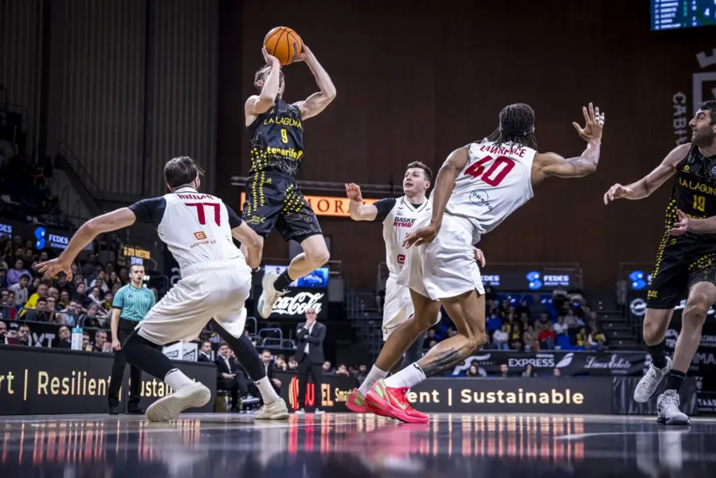 La Laguna Tenerife vs ERA Nymburk | Una acción de juego de Marcelinho Huertas. Imagen CB Canarias