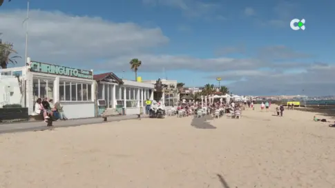 Los ecologistas denuncian que la grava invade la playa de Corralejo, Fuerteventura