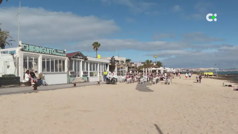 Los ecologistas denuncian que la grava invade la playa de Corralejo, Fuerteventura