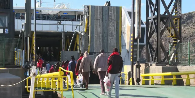 Los 143 migrantes llegados a La Gomera, trasladados a Tenerife