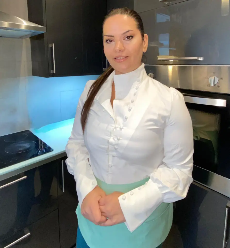 La chef pastelera tinerfeña Miriam Hernández lleva el Roscón de Reyes a los jugadores del Chelsea FC