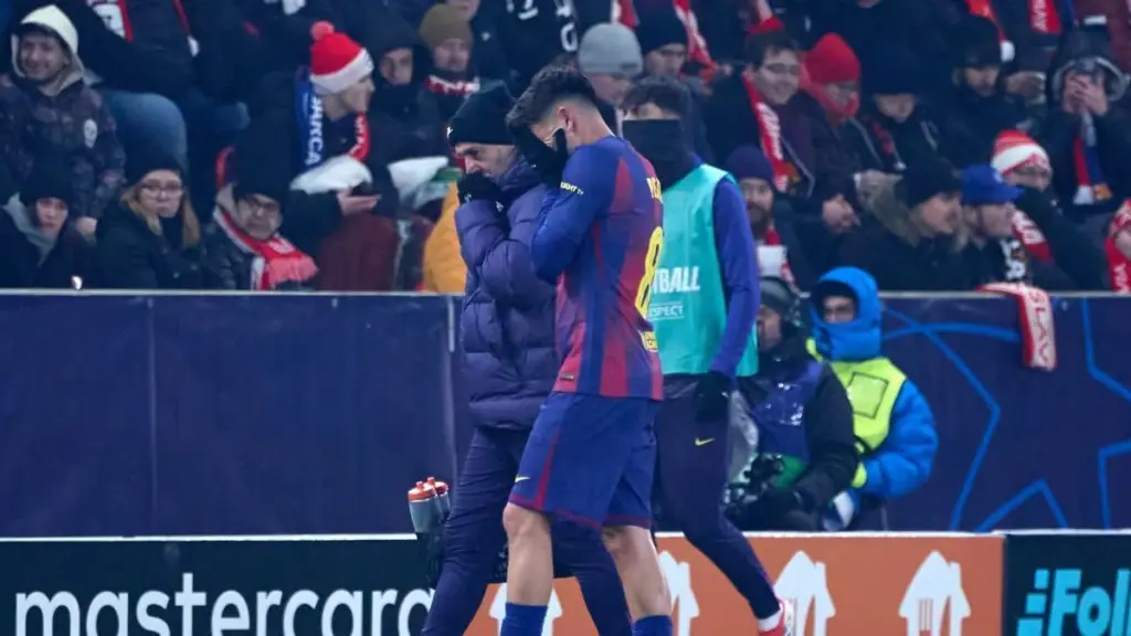 Pedri estará un mes de baja por lesión. Así se retiraba del terreno de juego tras sentir las molestias en el partido frente al Slavia de Praga de la Champions League 