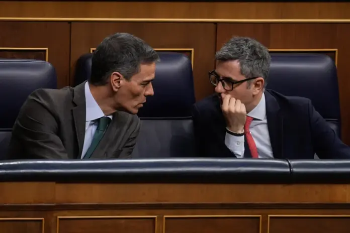 El presidente del Gobierno, Pedro Sánchez (i), y el ministro de la Presidencia, Justicia y Relaciones con las Cortes, Félix Bolaños, durante el pleno extraordinario del Congreso de los Diputados este martes, en Madrid. EFE/ Borja Sánchez-Trillo