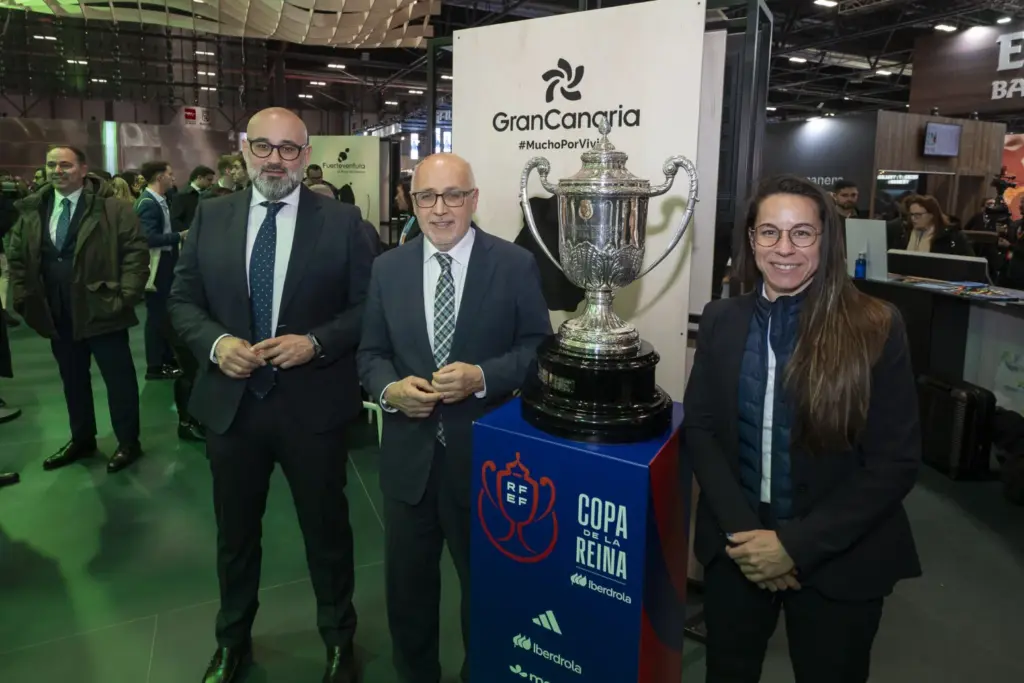 El presidente del Cabildo de Gran Canaria, Antonio Morales (c); la jugadora del CD Tenerife Femenino, Raquel Peña, y el consejero de Deportes, Aridany Romero (i). Imagen Cabildo de Gran Canaria
