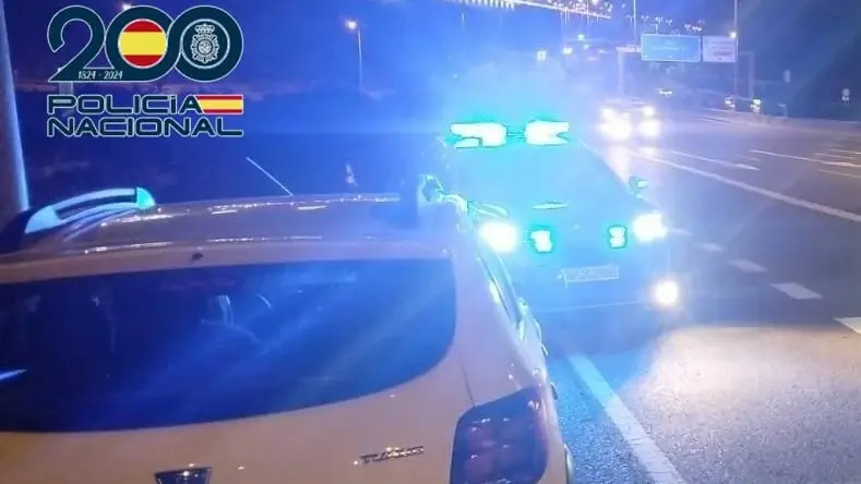 Agentes interceptan a un conductor que circulaba en sentido contrario y se negó a la prueba de alcoholemia