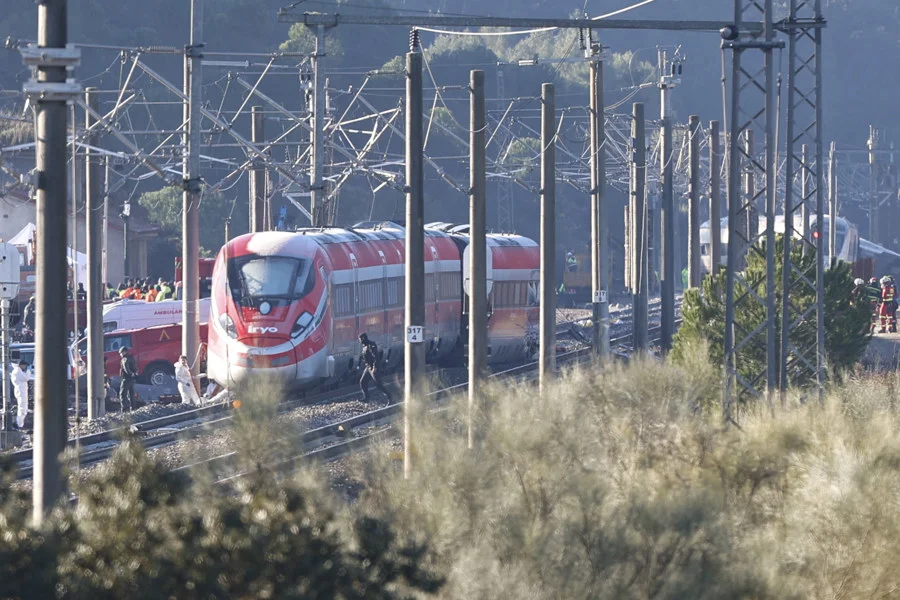 Cabecera del tren Iryio siniestrado en el accidente ferroviario ocurrido el pasado domingo en Adamuz (Córdoba). EFE/Jorge Zapata