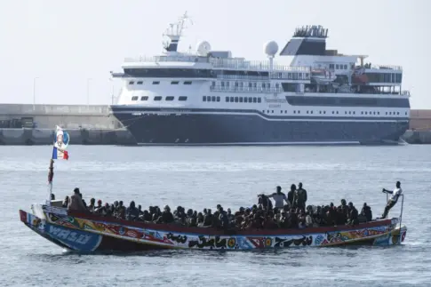 Un cayuco con 60 migrantes llega a Tenerife en plena borrasca