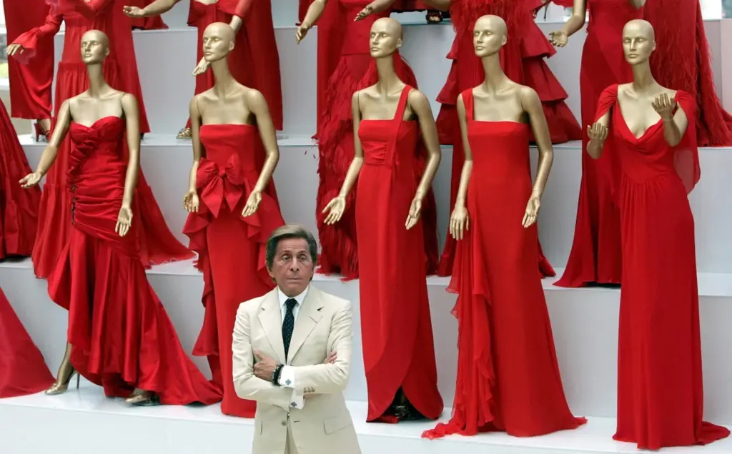 FOTO DE ARCHIVO: El veterano diseñador de moda italiano Valentino Garavani posa durante la inauguración de su exposición en el Museo Ara Pacis de Roma, el 6 de julio de 2007. REUTERS/Alessandro Bianchi (ITALIA)