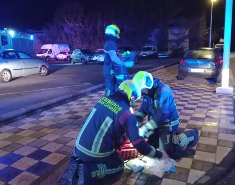Bomberos de Gran Canaria salvan la vida a un bebé con síntomas de asfixia en una intervención de madrugada