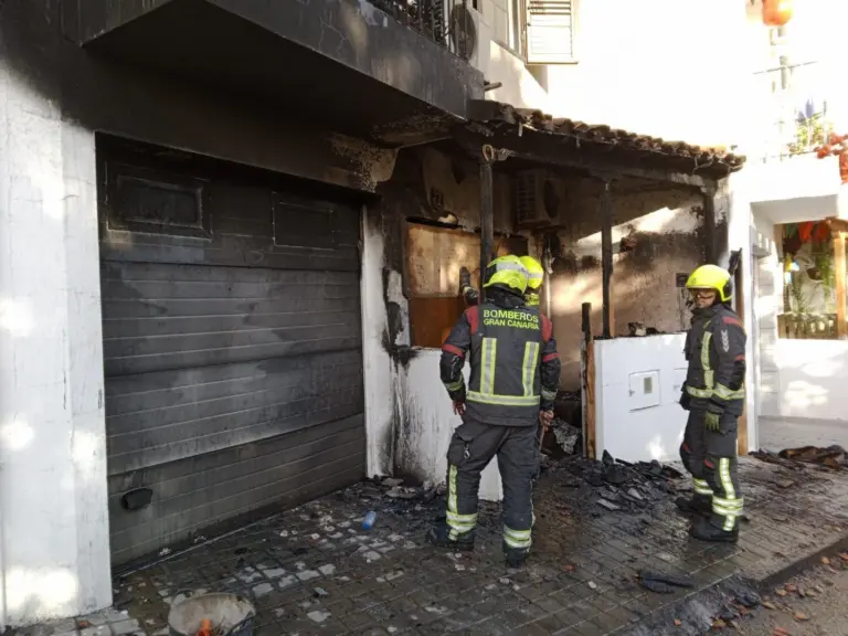 Un incendio arrasa una vivienda en el casco de Santa Lucía