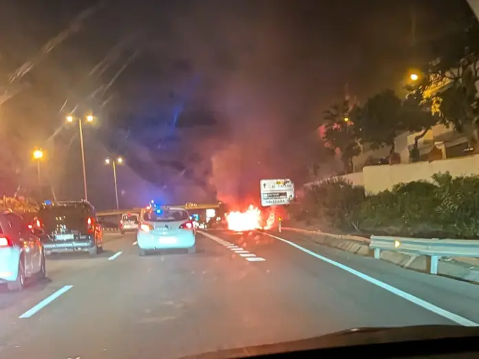 Incendio de un vehículo en la GC-1 a la altura de Melenara
