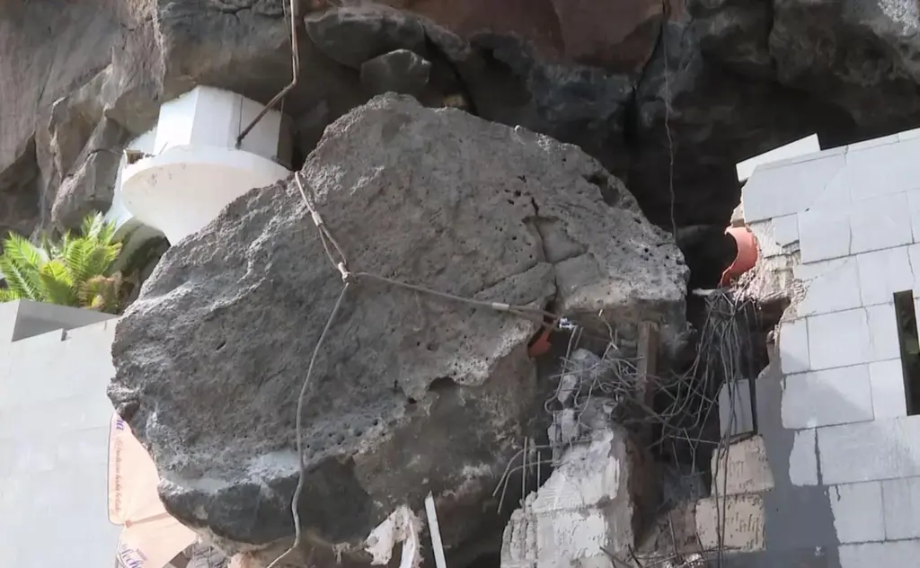 Una roca de 70 toneladas cae en Tabaiba Baja y provoca daños en la red de saneamiento