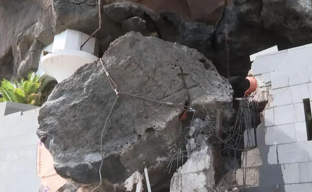 Una roca de 70 toneladas cae en Tabaiba Baja y provoca daños en la red de saneamiento
