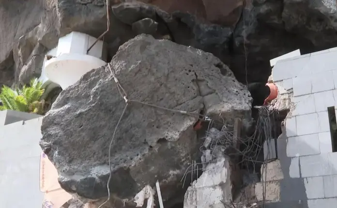 Una roca de 70 toneladas cae en Tabaiba Baja y provoca daños en la red de saneamiento
