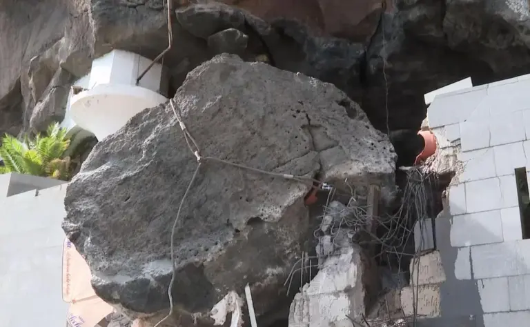 Una roca de 70 toneladas cae en Tabaiba Baja y provoca daños en la red de saneamiento