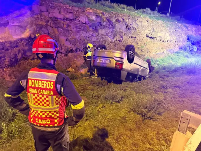 Tres personas resultan ilesas tras volcar su coche en Gran Canaria