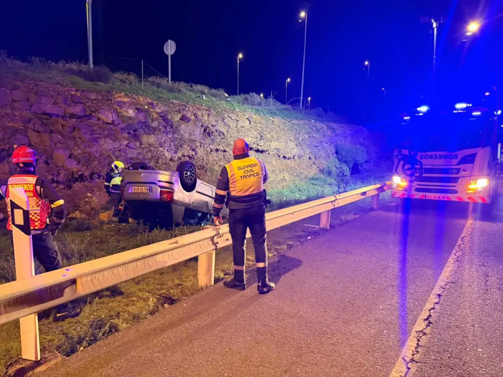 Tres personas resultan ilesas tras volcar su coche en Gran Canaria