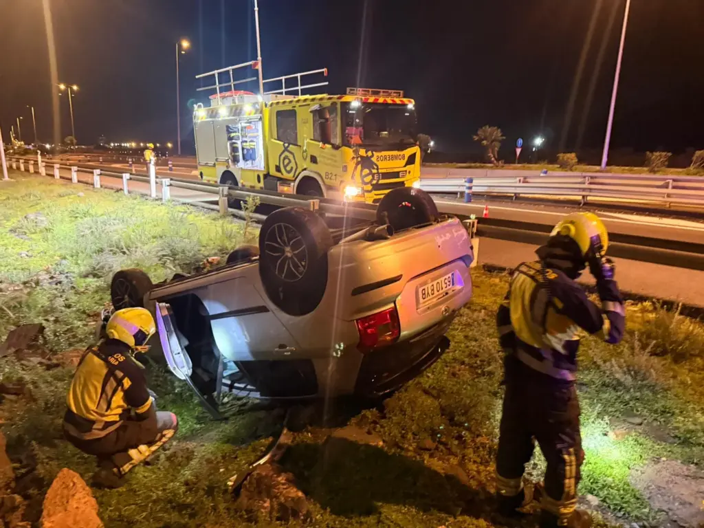 Tres personas resultan ilesas tras volcar su coche en Gran Canaria